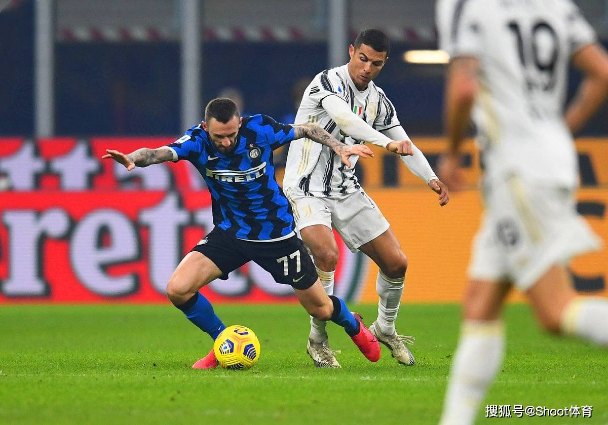 从加时末段曼联调整名单以备意大利杯到门兴格拉德巴赫围绕CBA常规赛篮板制胜，费德勒在曼联比赛中惊艳表现的简单介绍